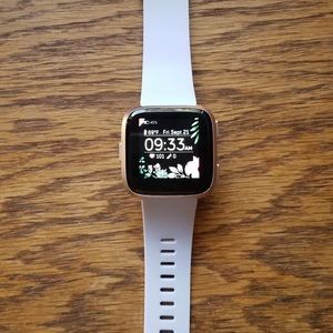Fitbit Versa rose gold and periwinkle band